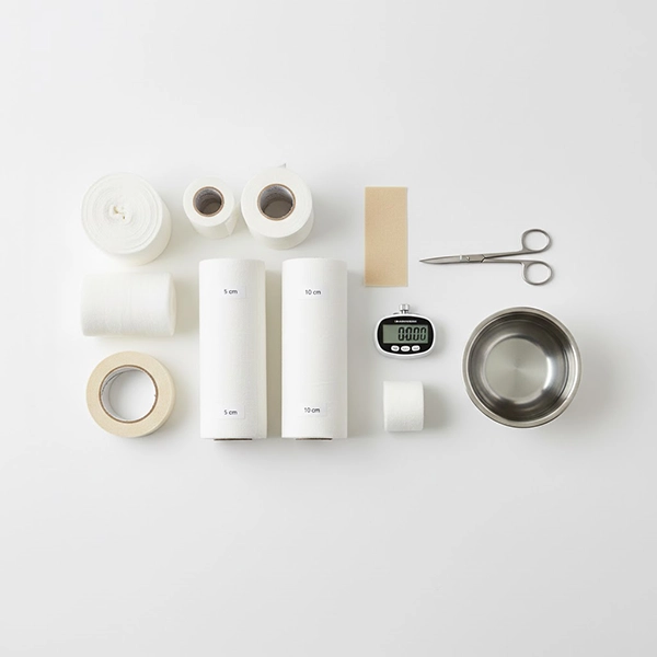 چک‌لیست ابزار و مواد: رول‌های فایبرگلاس در عرض‌های مختلف، پدینگ نرم، نوار لبه‌گیری و تایمر