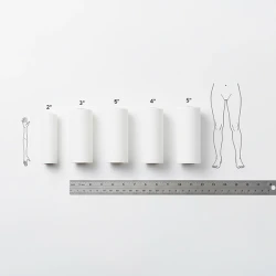 چیدمان تمیز از رول‌های باند فایبرگلاس در عرض‌های مختلف کنار خط‌کش و اسکچ اندام برای انتخاب سایز