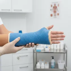 بی‌حرکت‌سازی نیمه‌صلب مچ و شست با سافت‌کست در محیط کلینیکی