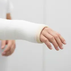 نمای نزدیک از سافت‌کست فایبرگلاس روی مچ دست که انعطاف ملایمی را در لبه‌ها نشان می‌دهد